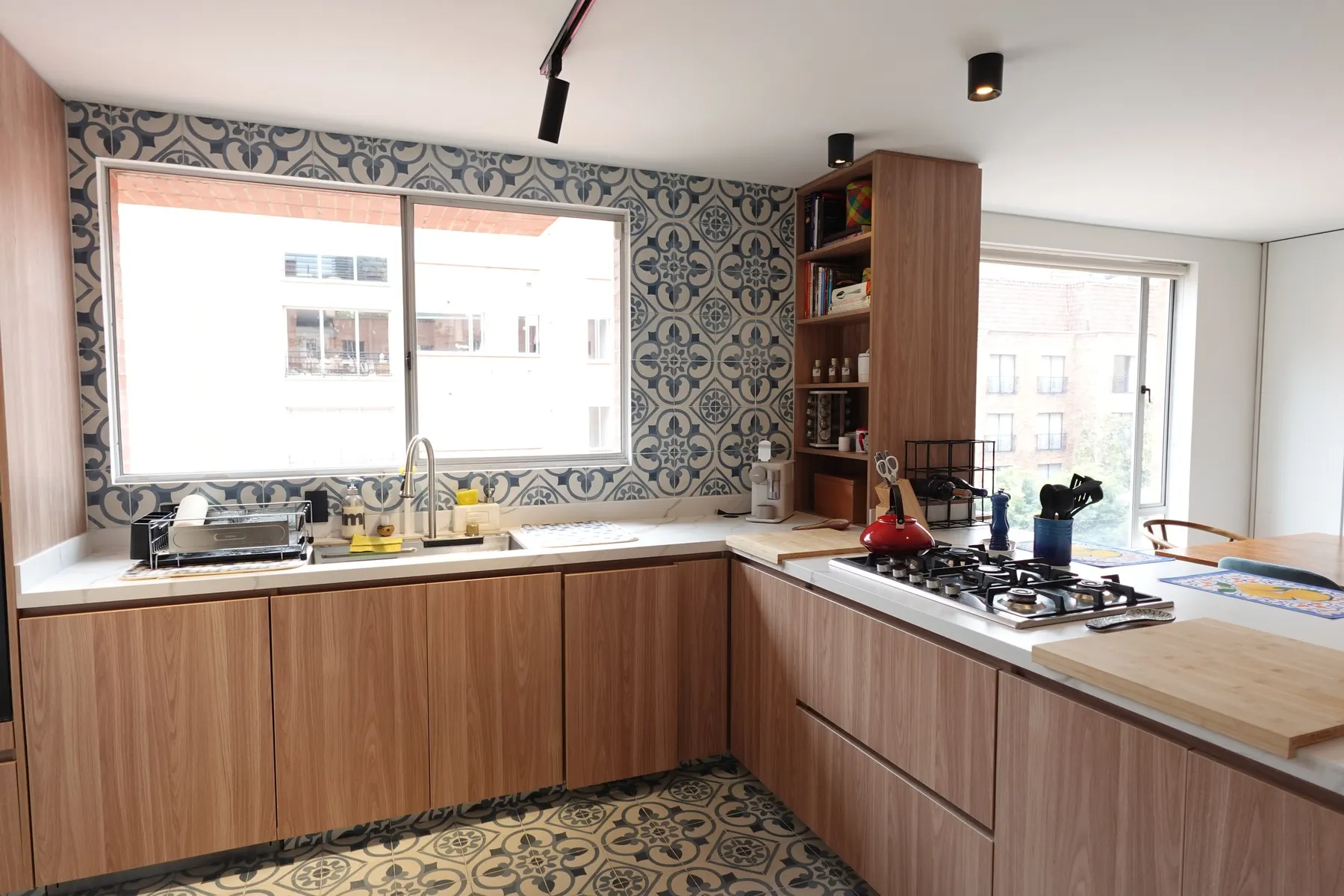 Apartamento 402 · El estudio y la biblioteca con el escritorio Cauce. · IO's Architecture