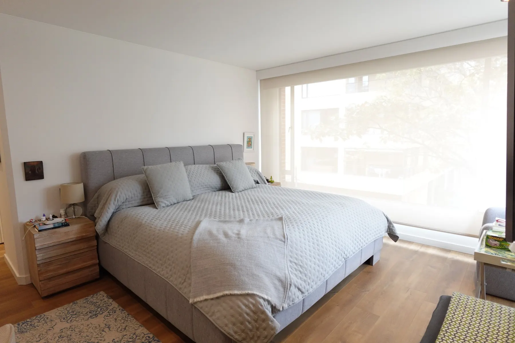 Apartamento 402 · El recibidor: la consola Umbral en roble. · IO's Architecture