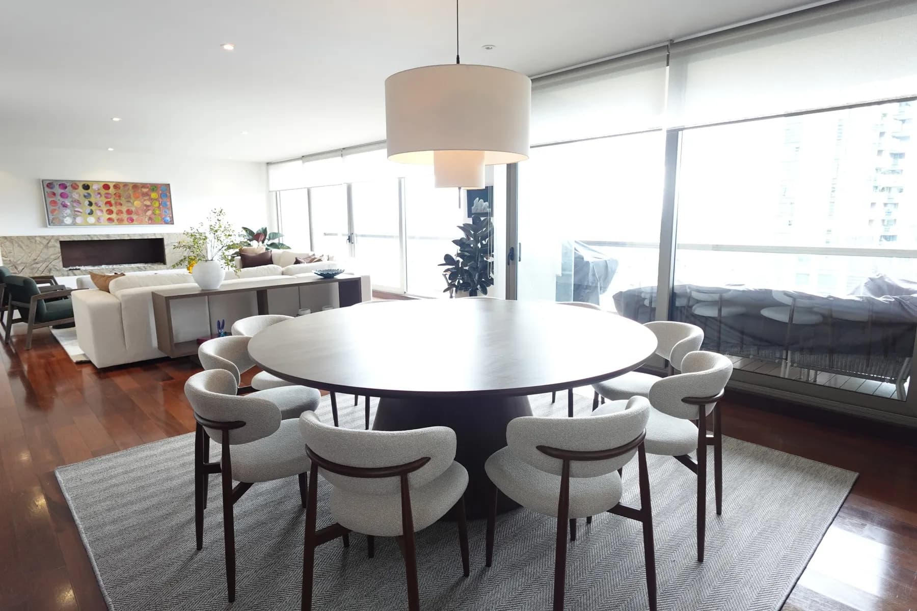 Apartamento 601 · El comedor: la mesa redonda Corro con las sillas Espiga. · IO's Architecture