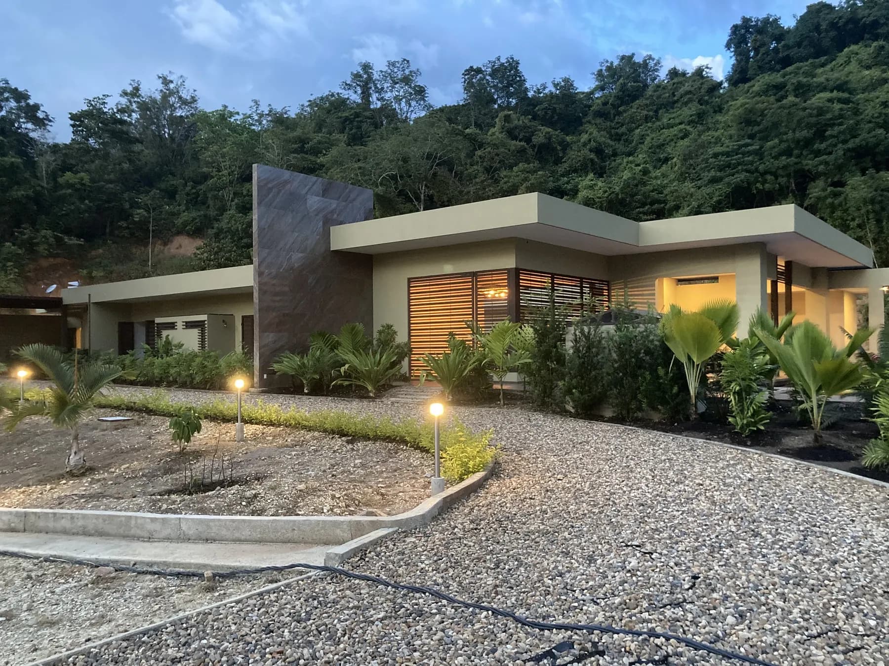 Finca Anapoima · La zona social abierta hacia el paisaje. · IO's Architecture