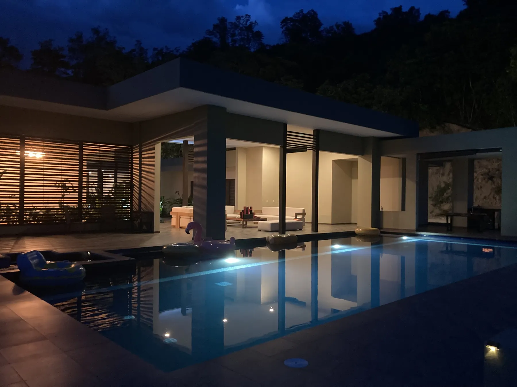 Finca Anapoima · Corte longitudinal con la cubierta y la recolección de agua. · IO's Architecture