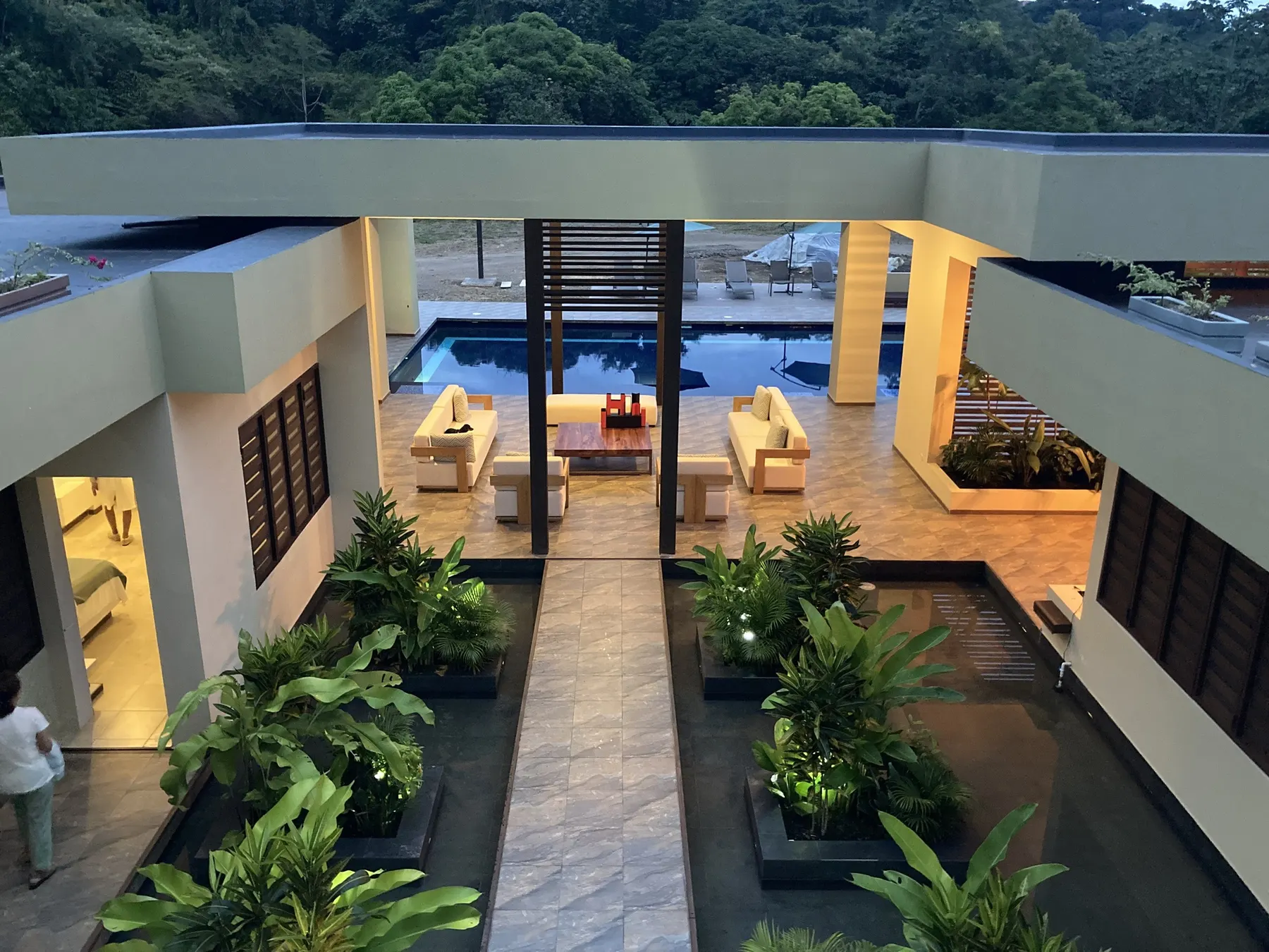Finca Anapoima · La casa terminada, al atardecer. · IO's Architecture