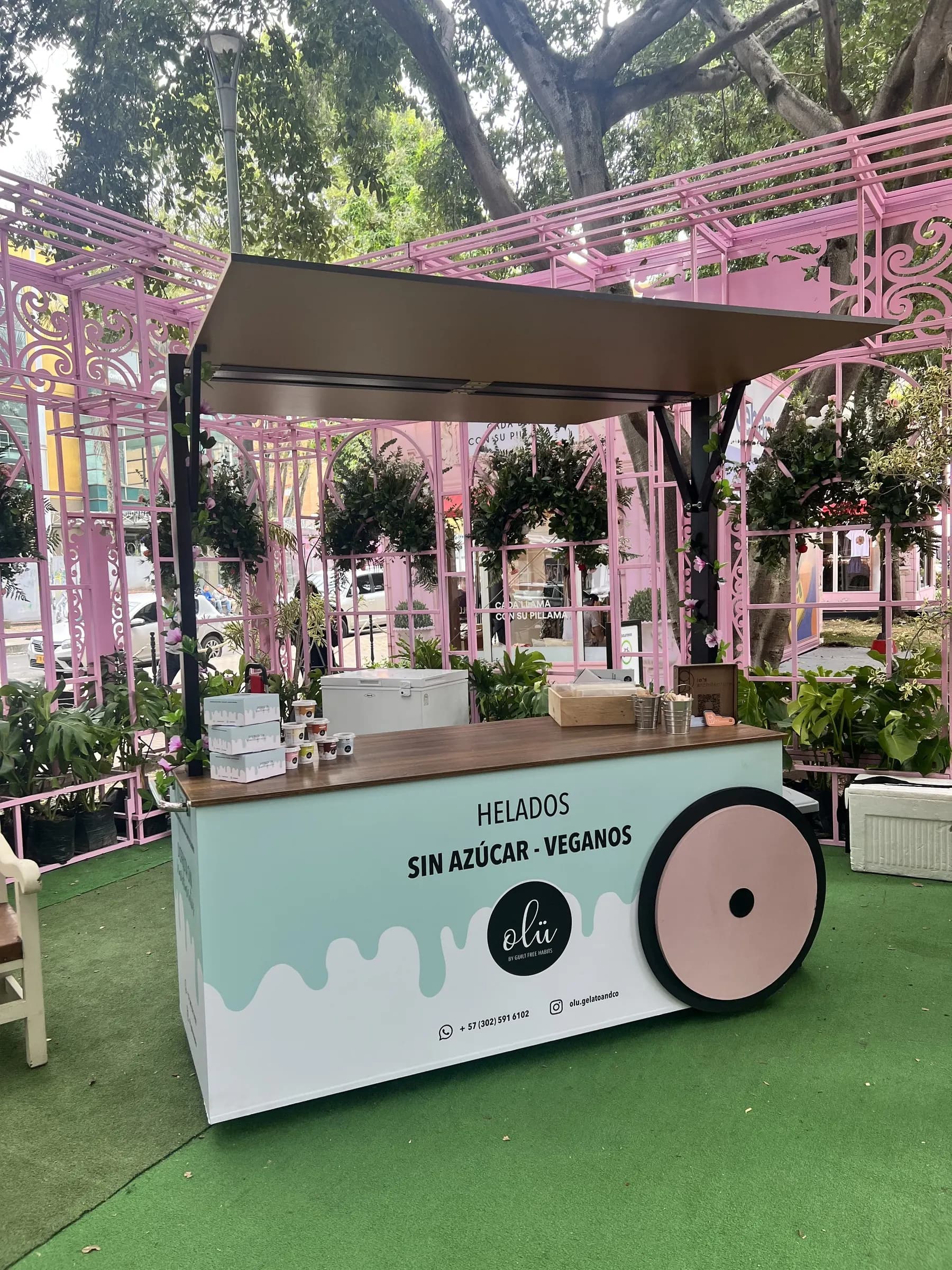 Olü Gelato · El carrito en feria, entre las plantas del pabellón. · IO's Architecture